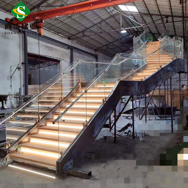 厂家定制生产钢结构钢木大型商场楼梯 室内工程楼梯 出口品质 玻璃护栏