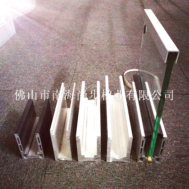 佛山尚步梯业专业生产销售栏杆护栏弧形钢化玻璃护栏玻璃护栏底槽不锈钢碳钢铝合金