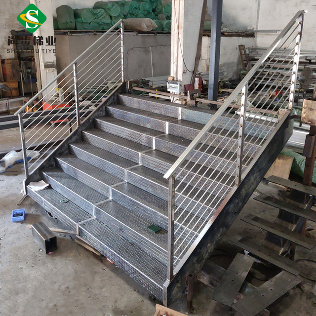 厂家定制生产钢结构钢木室内室外工程楼梯花纹踏板玻璃护栏立柱拉丝棒护栏