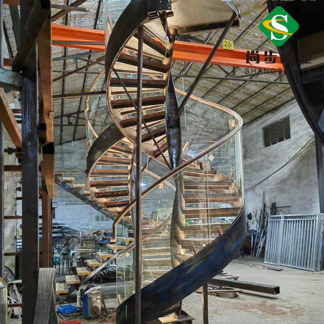 厂家定制生产钢结构钢木室内工程螺旋旋转家用别墅楼梯