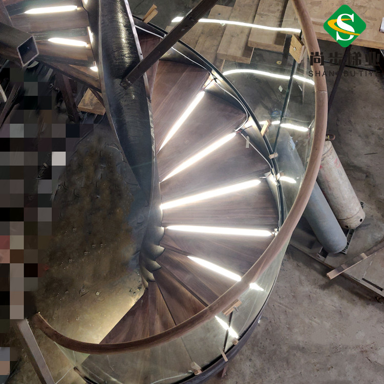 厂家定制生产钢结构钢木室内工程螺旋旋转家用别墅楼梯